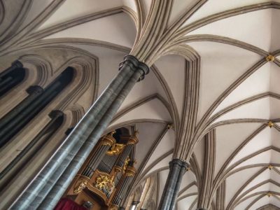 The vaulted ceiling and organ pipes of Temple Church