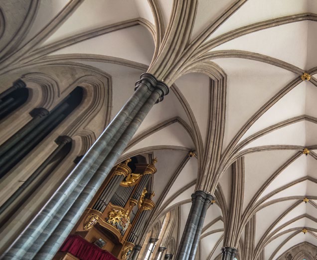 The vaulted ceiling and organ pipes of Temple Church
